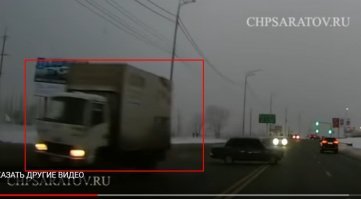 Пересмотрел видео раз 10. Семерку зажал грузовичок. Водила семерки когда понял что будет столкновение - нажал резко на тормоза, вот и понесло. Виновника выделил на скрине. Но а водитель ВАЗ-а просто поздно сообразил что его вытесняют с полосы на обочину. Маневр грузовика читался, и этой аварии можно было избежать. Достаточно было просто сбросить "газ". Не нужно было нажимать на педаль тормоза в "пол", это была большая ошибка.