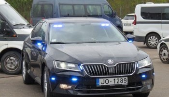 Так выглядят нетрафарированные полицейские машины в Латвии, меня в этом году на мото задержали +30 км, итог -260 €