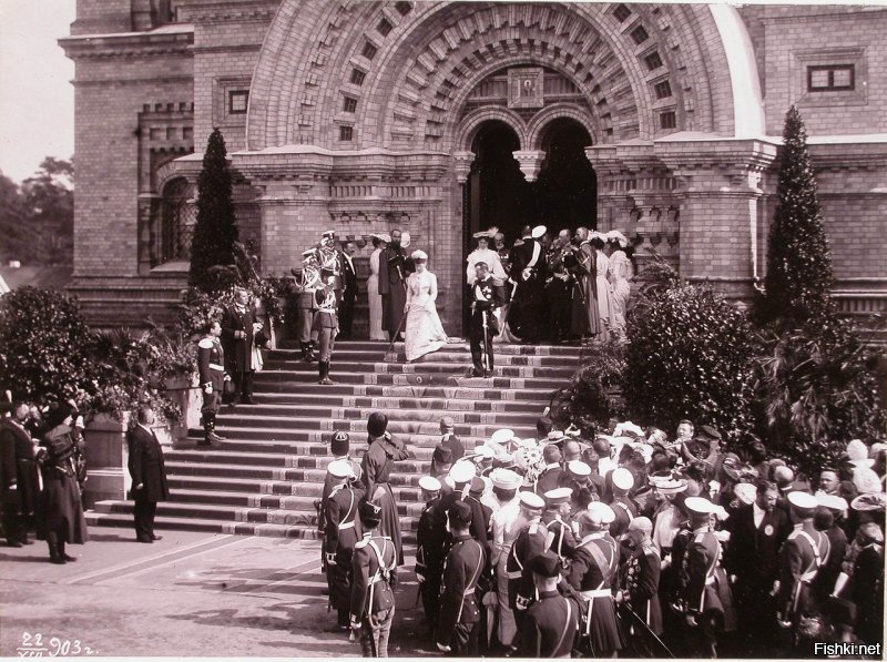 Цань  спускается по ступеням Свято Никольского Собора в г. Лиепая
1903 год