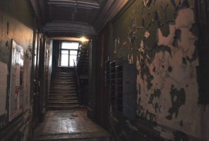 Да, в Питере есть красивые парадные, но к сожалению все больше парадных превращаются даже не в подъезд, а в свинарники с запахом плесени и мочи, с обвалившимися стенами и потолком, надеюсь ситуация обратима.