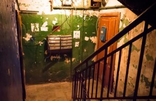 Да, в Питере есть красивые парадные, но к сожалению все больше парадных превращаются даже не в подъезд, а в свинарники с запахом плесени и мочи, с обвалившимися стенами и потолком, надеюсь ситуация обратима.