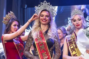 но это не мисс, а миссис. так что даже скорее не "чья-то дочь", а просто "чья-то". вот хотя бы в этом ракурсе посмотреть