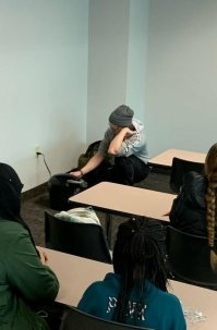 "Под музыку учиться веселее!"

Я может слегка не выспался, но вижу там капсюльную кофемашину.