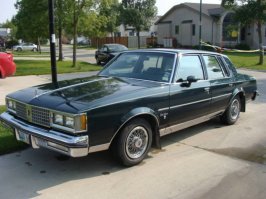 Ну нелья же так напрягаться. Это же фишки. 
Я сам когда приехал в северную америку купил первую машину точно такую. 
Зверь, только надо ездить кругами вокруг заправки. :)