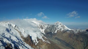 сам ледник за облачком. Сейчас он небольшой и никак нельзя додуматься что он мог такое натворить.
В этом году ходил на Казбек с севера - прошел все кармадонское. Понимание последствий конечно...