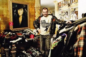Одна рок-звезда, которая остановилась в апарт-отеле, просила убрать три кровати из дома, который рассчитан на пятерых. Человеку просто нужно было место для обуви и одежды.©
Ну у нас конечно не рок-звезды, а просто скромные короли и золотые голоса всея эстрады. Однако уборкой пары кроватей явно не обойдется...