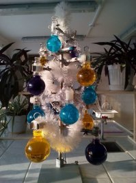 Идеи для украшения вашего дома: елки из печенья, лыж и бактерий