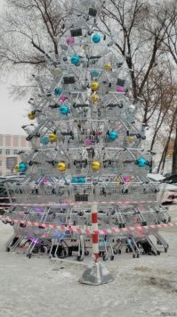 Идеи для украшения вашего дома: елки из печенья, лыж и бактерий