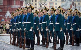 Это странно, но нередко в самую смешную форму наряжают солдат почетного караула, которые охраняют вполне серьезные и даже святые места. Вот так выглядят россиянские гвардейцы, марширующие у Кремля в Москве. Не всем туристам удается не рассмеяться при виде этих парней в совершенно клоунских одеяниях.