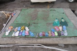 Ярмарка забытых вещей напомнила набережную в Лазаревском после нескольких дней шторма)))