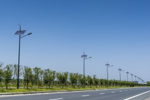 Солнечная установка с аккумуляторами, плюс генератор и возможность подключения к стационарной сети гораздо универсальнее. Ветряк хорош в стационарных условиях или при долговременной стоянке, нужна мачта на уровне земли ветра не достаточно и тоже в комплекте с солнечным панелям. Очень хорошо такой комплект подходит для освещения дорог в удаленной местности.