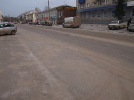 А я про грязь на улице: летом в нашем маленьком городке рано утром проезжали по центральным улицам уборочные машины, подметали и поливали асфальт. Выходишь из дома, а на улице свежесть, чистота.
После развала СССР грязь сметает только ветер.