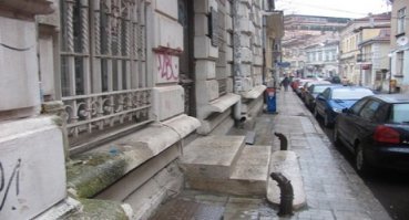 Болгария, Русе - дом с фалосами. Так и стоят с незапаметных времен.