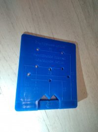 Для петель у меня есть пластиковый разметочный кондуктор из Леруа за 100р, а отверстия руками и шуруповертом. А отступы по линейке. Сантиметров 10 от края отступаю. На Али есть клон креговской приспособы для петель, может вам понравится, но я пощитал что это уже излишество.