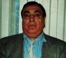 Упоротые не сдаются... Сначала разглядели на фото Деда Хасана. Дед Хасан оказался Виктором Усачевым, депутатом. Казалось бы, все, хватит, не прокатило, кончаем распространять эту хрень... но, если нет мозгов - то это на всю жизнь.