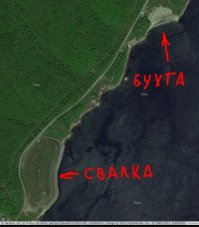 В эту бухту никто и ничего не возил. 40 лет на городской свалке бульдозеры сгребали мусор в море. Бутылки пригоняло ветром в эту бухту, било волнами и обтачивало в цветные камушки.  В соседнюю бухту (ближе к свалке) выбрасывало тонны консервных банок и аэрозольных баллончиков. Но они проржавели и рассыпались напрочь. Стекло, естественно, не ржавеет, а только стачивается в песок. Сейчас в этой будке мангалы, беседки и платный въезд... А свалку замуровали в "саркофаг".