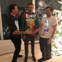 Райан Рейнольдс в уродливом свитере стал новогодним мемом