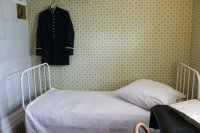 за этой мишурой и бредом (текст автора поста) есть один факт
вот комната Ильича, фотка, вот это все, что достоверно!!

И когда Сталин говорил, что он ученик Ленина, он не врал, он то же жил очень скромно