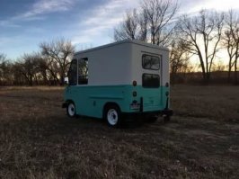 Jeep

Вообще то  они  много что делали. И  не всё  было таким прям крутым и понтовым.

1963 Willys Jeep FJ3 Fleetvan Rare RHD Mail Truck Step Van S

.