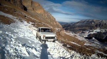Мировой рекорд высоты: в 1998 году внедорожник «Нива» поднялся в базовый лагерь под Эверестом на высоту 5200 м, а в 1999 году на Тибетском плато в Гималаях взял высоту в 5726 м над уровнем моря;

«Нива» покорила Северный полюс   в ходе международной парашютной акции в апреле 1998 года ВАЗ-2131 «Нива» была сброшена на парашюте, а после приземления на лёд и освобождения от строп, была заведена и успешно преодолела заданный маршрут;

12 лет прослужила «Нива» на российской полярной станции «Беллинсгаузен» в Антарктиде, где дорог не существует в принципе. Тольяттинский внедорожник эксплуатировался в диапазоне температур от  54 до +4  C для перевозки грузов и буксировки судов. Общий пробег автомобиля составил 40 тыс. км;[7]

---------------
А Jeep где?
А  он в  гараже у  богатого  мажора ! В  магазин за пивом кататься.