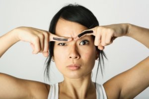 подкину тебе еще запятых, Аглая,   
,,,,,,,,,,,,,,,,,,,,
на брови будешь наклеивать, как обычно. 
Ну и иногда в тексте использовать правильно, если сможешь