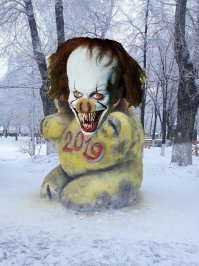 Адская свинья: фигуру страшной хрюши установили к Новому году в Самаре