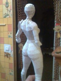 Художник-самоучка мастерит невероятные скульптуры из картона