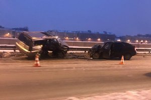 Иногда и разделенные полосы не спасают. Вчера проезжал мимо трупа после вот этой аварии на Арсенальной наб. в СПб:
"– «Хонда» ехала за мной в среднем ряду, на скорости около девяносто километров в час, пошла на обгон в левый ряд, – пишет в сети очевидец Артем. – Занос. Вынос на встречку через разделительную полосу правым боком прямо в «Приору». «Приора» не торопясь ехала в крайнем правом ряду.
"