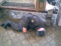 Мусор валяется даже на улице...