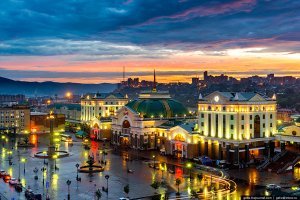 Москва? Пусть заедет за Урал
-----------------------------------------
Пусть заедет, и что??  Где-то далеко за Уралом в 4000 км. от Москвы.