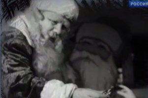 Типа всех вспомнили...
Первым Всесоюзным Дедом Морозом был знаменитый конферансье 20-50х годов Михаил Наумович Гаркави. Сейчас это театральное амплуа сравняли с плинтусом, а в те годы на конферансье держался весь концерт. 
Гаркави был человеком полным, но весьма подвижным, блестящим импровизатором. В годы войны Гаркави выезжал в действующую армию в составе фронтовых бригад.
В биографии Михаила Наумовича роль Деда Мороза явно не была главной, но именно он стал первым Дедом Морозом на первой новогодней елке в Колонном Зале Дома Союзов в 1937 году.
Отработал Гаркави, как всегда блестяще, вызвав восторг у детворы и убедив власть предержащих в успешности нового начинания. (на первом фото - кадр из кинохроники: Дед Мороз раздаёт подарки на Главной Ёлке страны).

После Гаркави в роли Главного Деда Мороза выступал детский писатель, педагог и драматург, соавтор Сергея Образцова Сергей Иванович Преображенский. 
Трудно поверить, но в конце 1930-х годов, когда новогодние елки в СССР только появились, главенствующая роль Деда Мороза была совершенно не очевидна. Более того, этот персонаж даже не везде участвовал в праздниках.
Сергей Преображенский сформулировал четко: "Дед Мороз - главный распорядитель, первый затейник и руководитель всего веселья". Эти слова он подтверждал многолетней работой на елке в Колонном Зале.
Сценарий театрализованного новогоднего представления, составленный Сергеем Ивановичем Преображенским, стал каноническим. Именно на его основе начнут строиться все новогодние елки в нашей стране в последующие десятилетия.
О том, когда Сергей Преображенский сложил полномочия Деда Мороза, доподлинно неизвестно. Некоторые утверждают, что он работал в этой роли до начала 1960-х годов. Но родные Сергея Ивановича рассказывают, что в середине 1950-х он перенес серьезную операцию, после которой уже не выступал. 
Почему о нём так прочно забыли... Вероятно сыграло то, что он был сыном священника и верующим человеком. Хрущёву и его прихлебателям это было - как серпом по яйцам.
Скорее всего, это он на второй фотографии. На третьей - Сергей Иванович с супругой, Людмилой Дмитриевной.