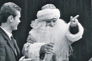 До кучи.
Евгений Леонов в фильме "Зигзаг удачи"...
И в фильме "Джентельмены удачи" он тоже был Дедом Морозом ". "К вам пришел Дед Мороз. Он подарки вам принес. Федя, поди сюда! Тебе   тапки. В тюрьме пригодятся..." (кадра не нашёл)