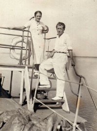 Типа всех вспомнили...
Первым Всесоюзным Дедом Морозом был знаменитый конферансье 20-50х годов Михаил Наумович Гаркави. Сейчас это театральное амплуа сравняли с плинтусом, а в те годы на конферансье держался весь концерт. 
Гаркави был человеком полным, но весьма подвижным, блестящим импровизатором. В годы войны Гаркави выезжал в действующую армию в составе фронтовых бригад.
В биографии Михаила Наумовича роль Деда Мороза явно не была главной, но именно он стал первым Дедом Морозом на первой новогодней елке в Колонном Зале Дома Союзов в 1937 году.
Отработал Гаркави, как всегда блестяще, вызвав восторг у детворы и убедив власть предержащих в успешности нового начинания. (на первом фото - кадр из кинохроники: Дед Мороз раздаёт подарки на Главной Ёлке страны).

После Гаркави в роли Главного Деда Мороза выступал детский писатель, педагог и драматург, соавтор Сергея Образцова Сергей Иванович Преображенский. 
Трудно поверить, но в конце 1930-х годов, когда новогодние елки в СССР только появились, главенствующая роль Деда Мороза была совершенно не очевидна. Более того, этот персонаж даже не везде участвовал в праздниках.
Сергей Преображенский сформулировал четко: "Дед Мороз - главный распорядитель, первый затейник и руководитель всего веселья". Эти слова он подтверждал многолетней работой на елке в Колонном Зале.
Сценарий театрализованного новогоднего представления, составленный Сергеем Ивановичем Преображенским, стал каноническим. Именно на его основе начнут строиться все новогодние елки в нашей стране в последующие десятилетия.
О том, когда Сергей Преображенский сложил полномочия Деда Мороза, доподлинно неизвестно. Некоторые утверждают, что он работал в этой роли до начала 1960-х годов. Но родные Сергея Ивановича рассказывают, что в середине 1950-х он перенес серьезную операцию, после которой уже не выступал. 
Почему о нём так прочно забыли... Вероятно сыграло то, что он был сыном священника и верующим человеком. Хрущёву и его прихлебателям это было - как серпом по яйцам.
Скорее всего, это он на второй фотографии. На третьей - Сергей Иванович с супругой, Людмилой Дмитриевной.