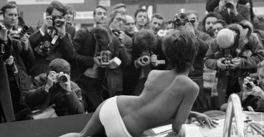 это порно актриса Julie Desmond 1971 год. она там же