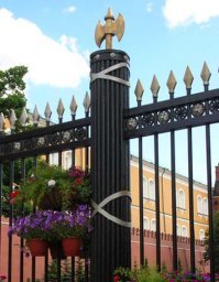 да чего далеко ходить. Ограда Александровского сада нам в помощь. Но с нацизмом это не имеет ничего общего.