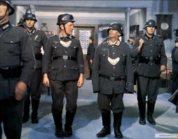 Рыцарское наследие на груди у немецкого солдата