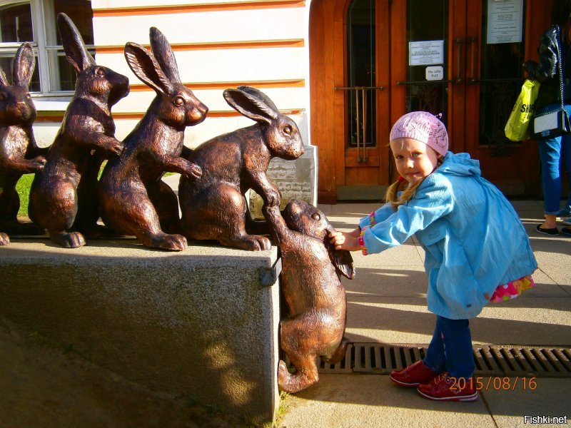 моя доча не помогает залезть,а совсем наоборот