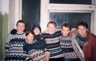 в 90е у нас свои дурацкие свитера были,не ну тогда то они классные были.ща смотришь фотографии  старые,и думаешь,епёрный,не ужели мы ходили в этом,причем даже  Депеши не отказывались