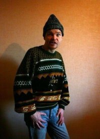 в 90е у нас свои дурацкие свитера были,не ну тогда то они классные были.ща смотришь фотографии  старые,и думаешь,епёрный,не ужели мы ходили в этом,причем даже  Депеши не отказывались