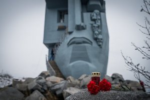 В наступающем 2019 году желаю всем посетителям фишек подучить историю, начать можно с  "Сталинские репрессии" и "Катынский расстрел"...