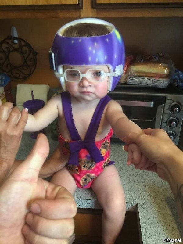 Это не для бассейна. У ребенка плохо со зрением, из-за чего бьется обо все головой. Для этого шлем.