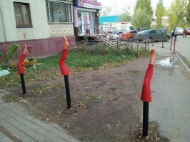 Бабки в этом доме такие суровые, что никого не обзывают проститутками - просто молча выдёргивают им ноги?
