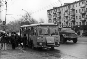 Да,  всех минусовщиков посадить в эти автобусы и сказать: -  будете вечно на них ездить и зимой и летом!!!