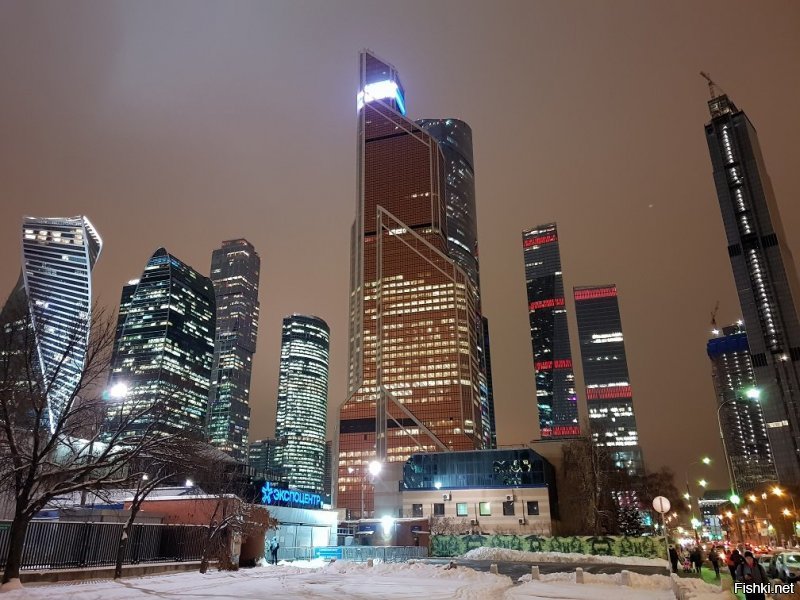 Хуже всего то, что если хотят показать хайтек и прогресс в России, непременно пихают Москву-Сити. Потому что ничего другого вообще нет. И даже Сити - так себе конструкция. Вот для сравнения городок Нинбо в Китае - в лучшем случае в топ 20 входит. Эдакий местный Саратов.
P.S. обе фотки мои.