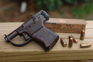 Добавлю ещё 5 копеек... 

Одноразовый пистолет "Либерейтор"