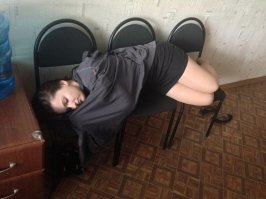 Что тут такого? У нас в офисе во время обеда девчата так же отдыхают.