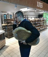 в ашане или в окее такие батоны есть. и какой нах месяц,он свежий как вата. за день уйдёт.