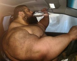 Вот этот чувак, кстати, один большой ходячий фотошоп.