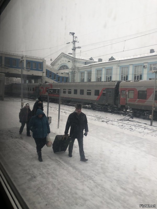 "Но вот, наконец, и первая станция...."  Бред.. Станция Киров не первая.. У поезда по этому маршруту  остановки и во Владимире и в Нижнем Новгороде...И еще парочка..