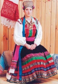 Да даже не только по народностям, но и по областям/губерниям головные уборы женские очень разнились. У нас, например, носили клобук, и даже у нас он в каждом селе чуть отличается. Примерно так, это Борисовский район Белгородской области